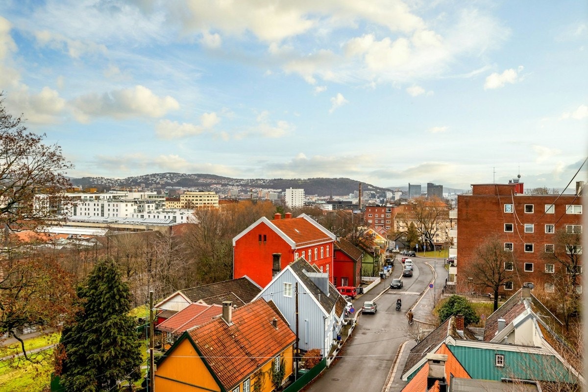 Leiligheten ligger høyt i 5. etasje og har hyggelig utsyn over nabolaget Galleribilde