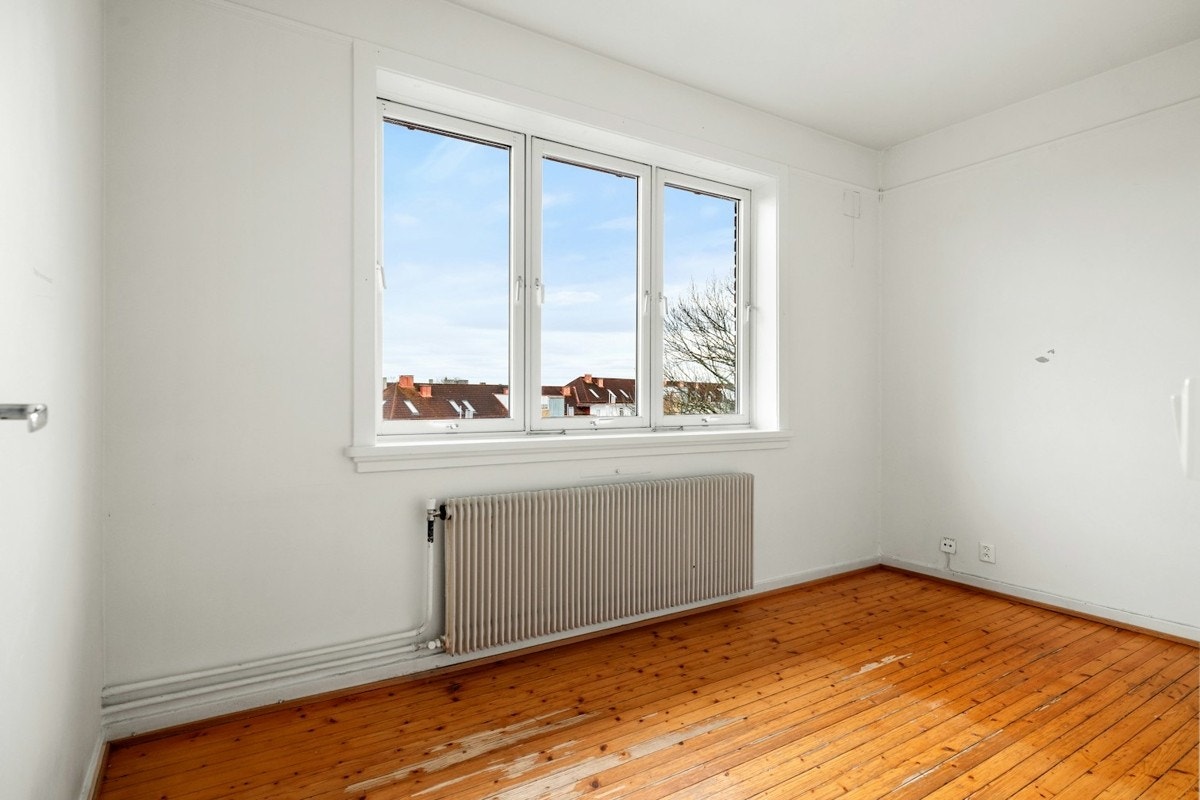 Soverom II har plass til seng og skap Galleribilde