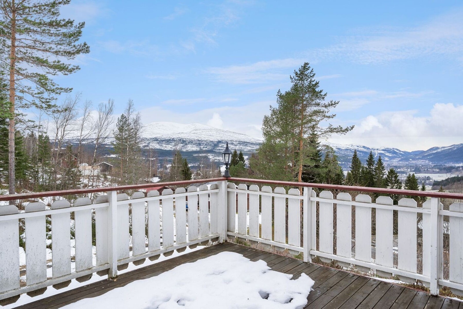 Stor skjermet terrasse med masse boltreplass. Galleribilde