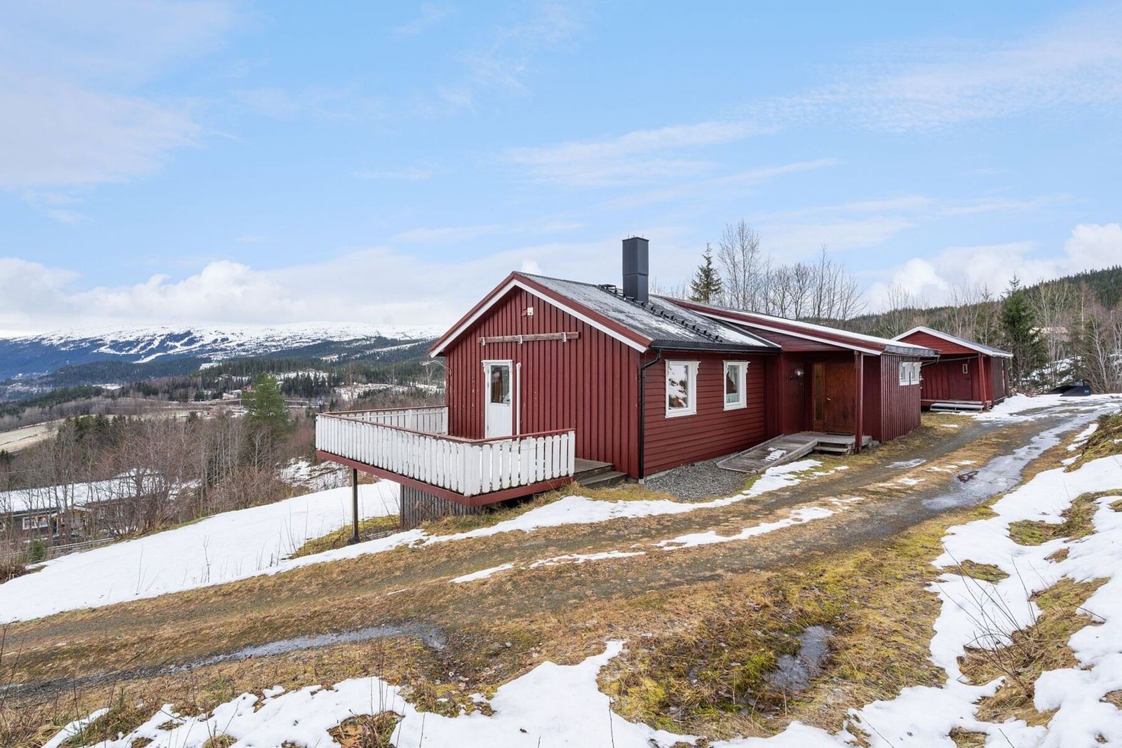 Det er ca. 5 minutter med bil ned til Meråker sentrum hvor man finner alt av fasiliteter. Galleribilde