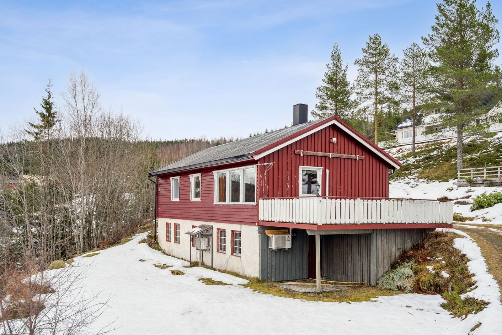 Velkommen til Fersdalsveien 71, en enebolig med stor tomt og umiddelbar nærhet til naturen. Galleribilde