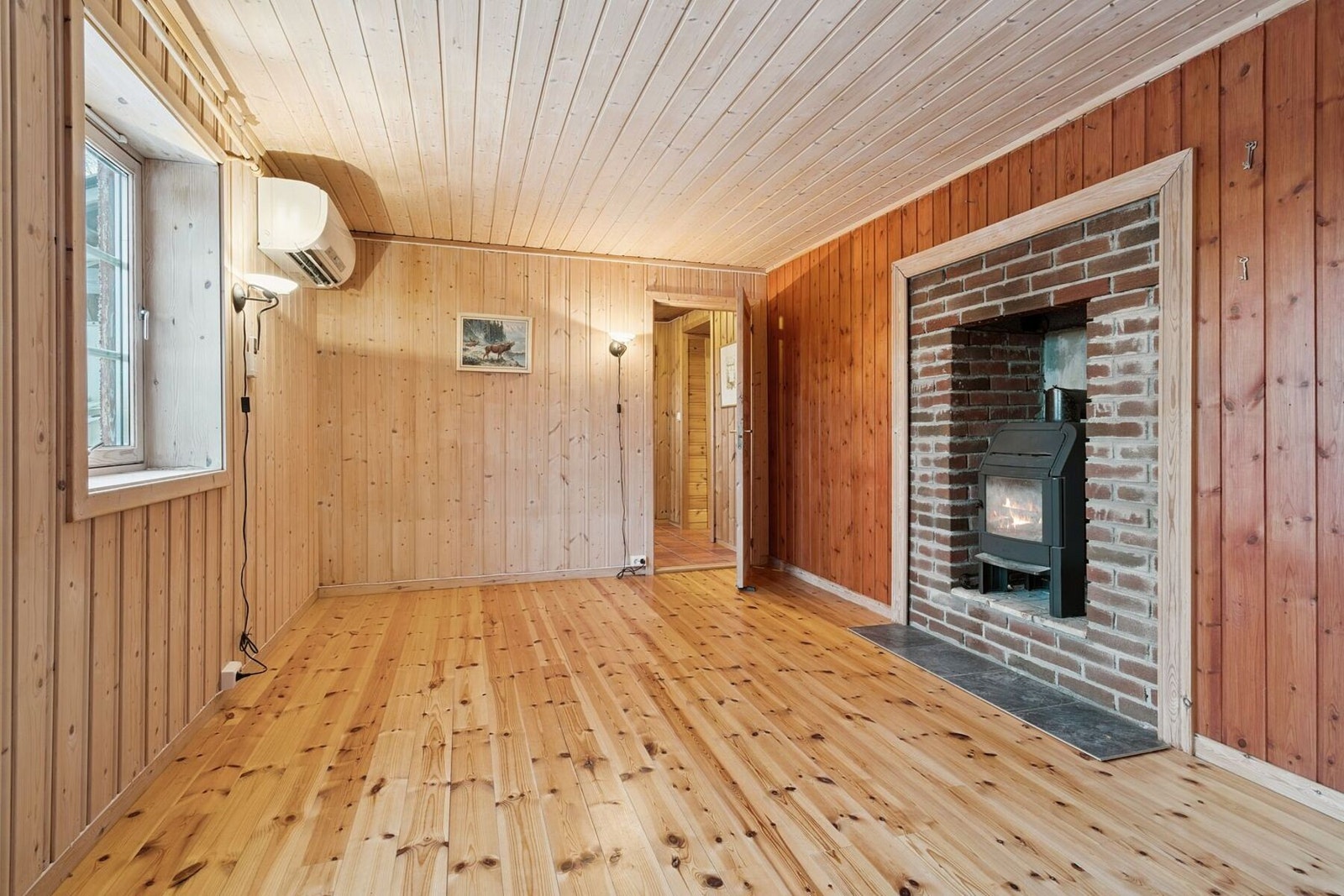 Romslig stue i sokkeletasje med flere bruksmuligheter. Galleribilde