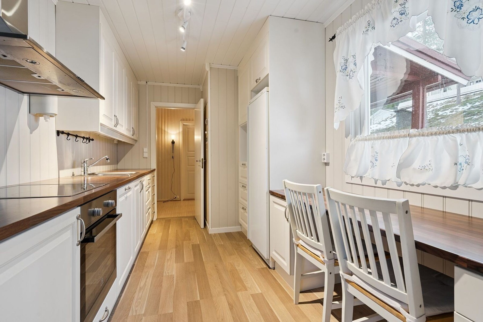 Pent tidløst kjøkken med rikelig skap- og benkeplass. Galleribilde