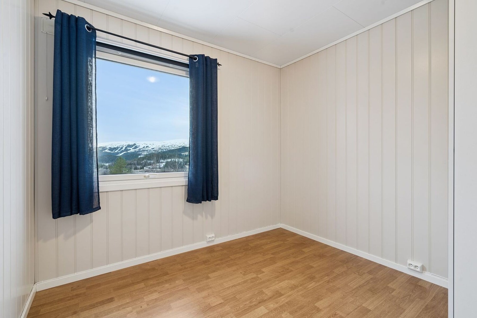 Boligen har totalt 3 soverom. Alle beliggende praktisk til i hovedetasjen. Galleribilde