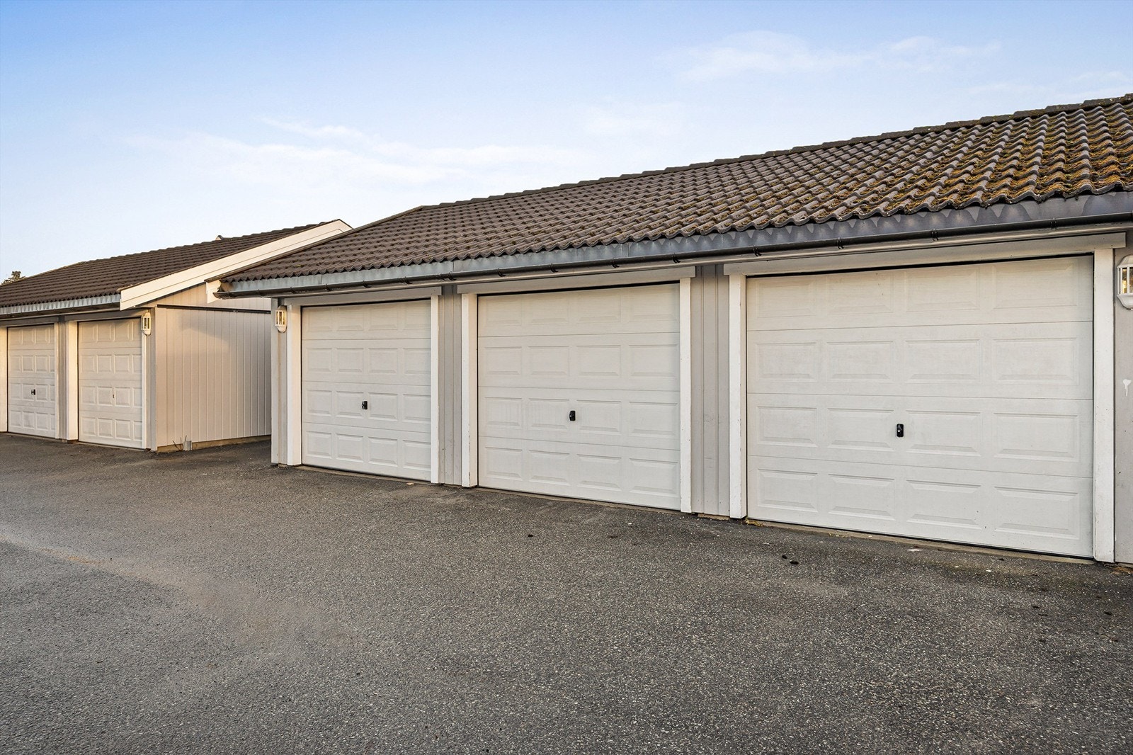 Medfølgende endeparkeringsplass med el-billader (2024) i felles garasjerekke Galleribilde