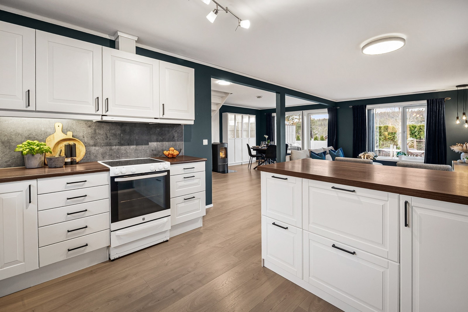 Praktisk IKEA-kjøkkenhalvøy fra 2018 med barløsning og underskap Galleribilde