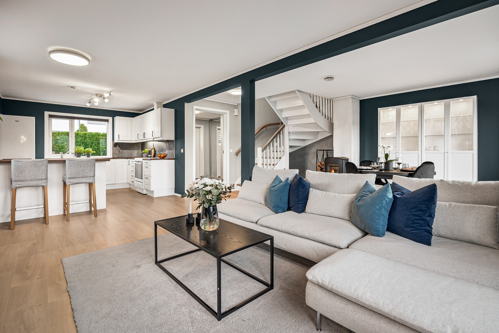 Åpen kjøkken- og stueløsning med sofaområde samt spiseplass Galleribilde