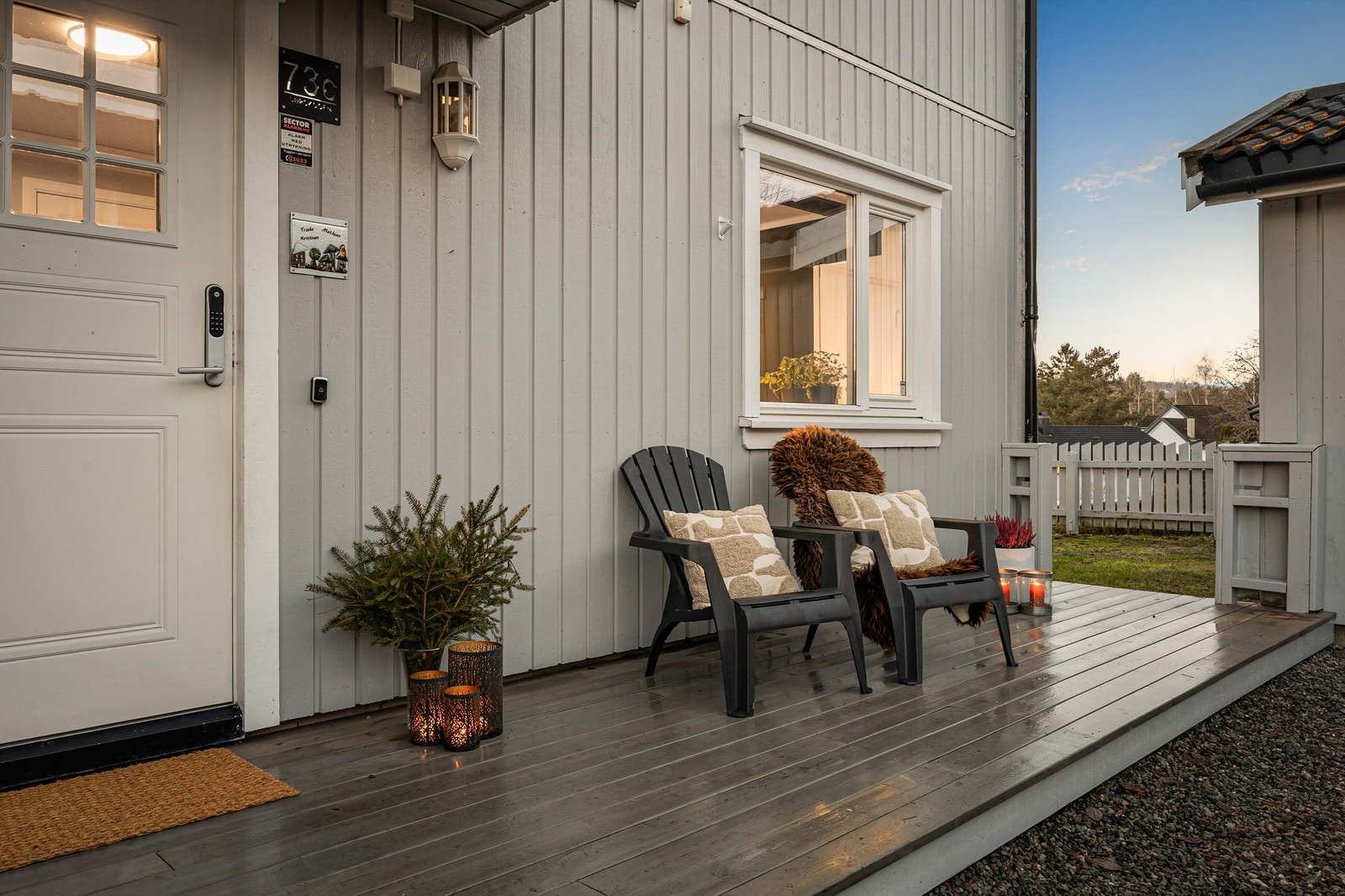 Delvis overbygget østvendt platting på ca. 11 kvm i tilknytning til inngangspartiet og enkel tilkomst til hagen som strekker seg rundt boligen Galleribilde