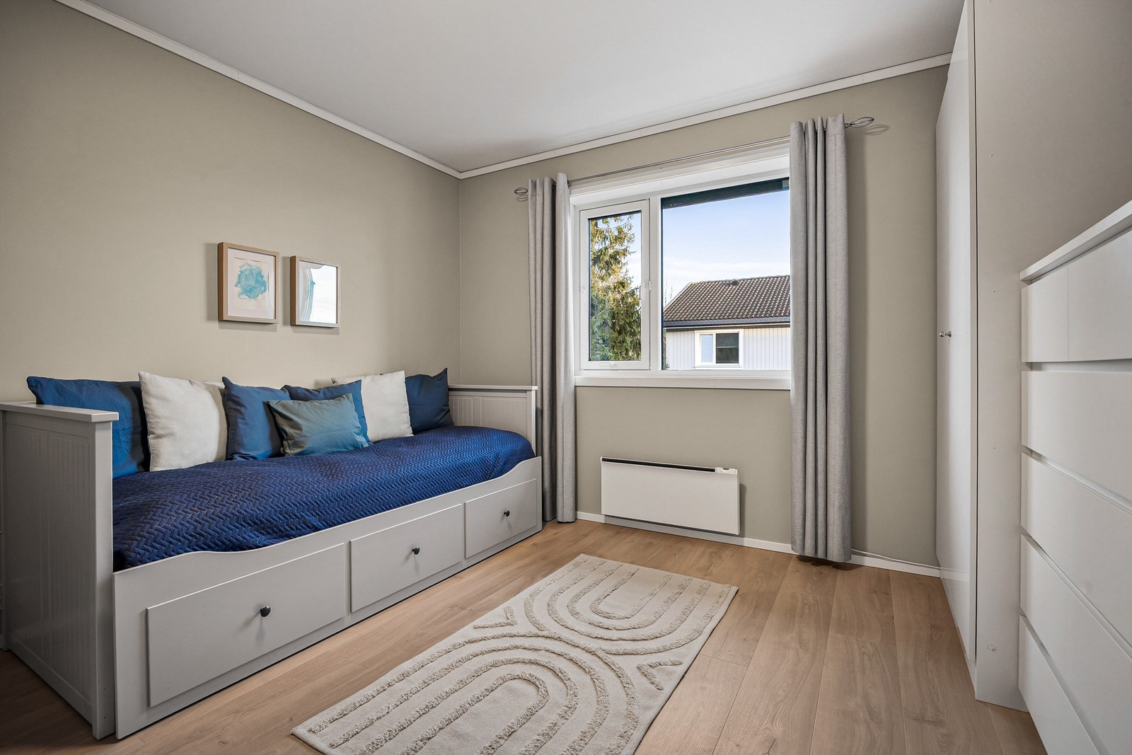 Soverom 1 med garderobeskap i hvit og glatt utførelse Galleribilde