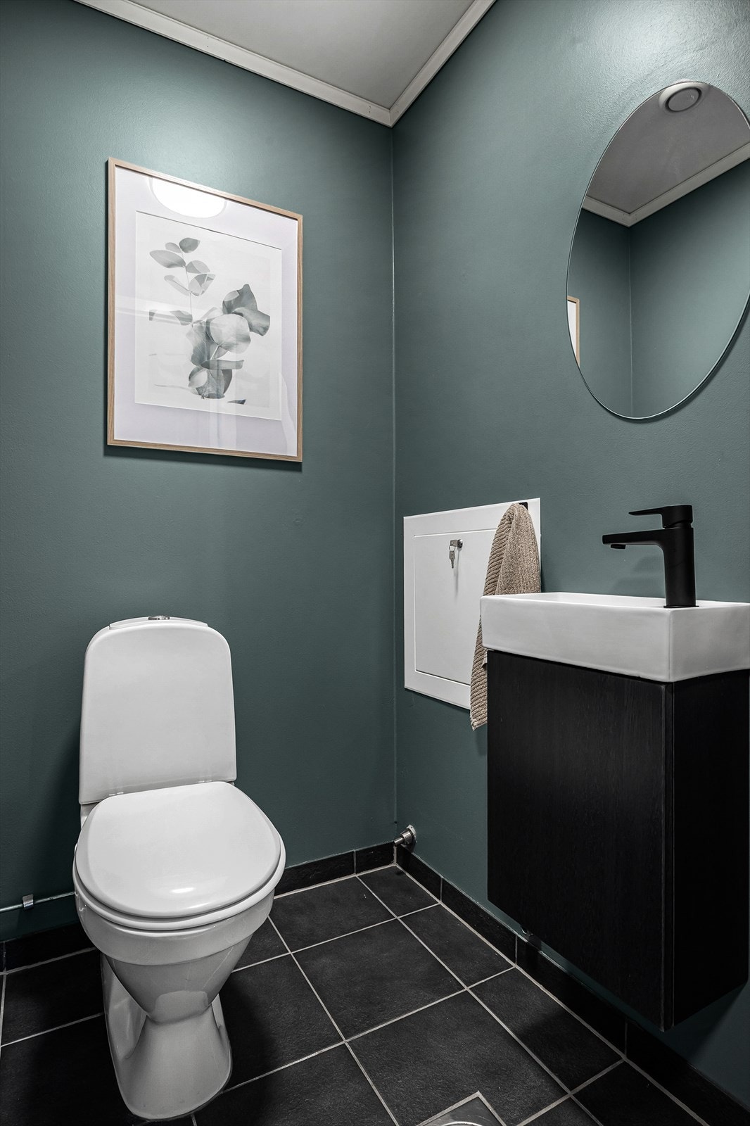 Praktisk ekstra wc-rom med servant og servantskap fra 2021 Galleribilde