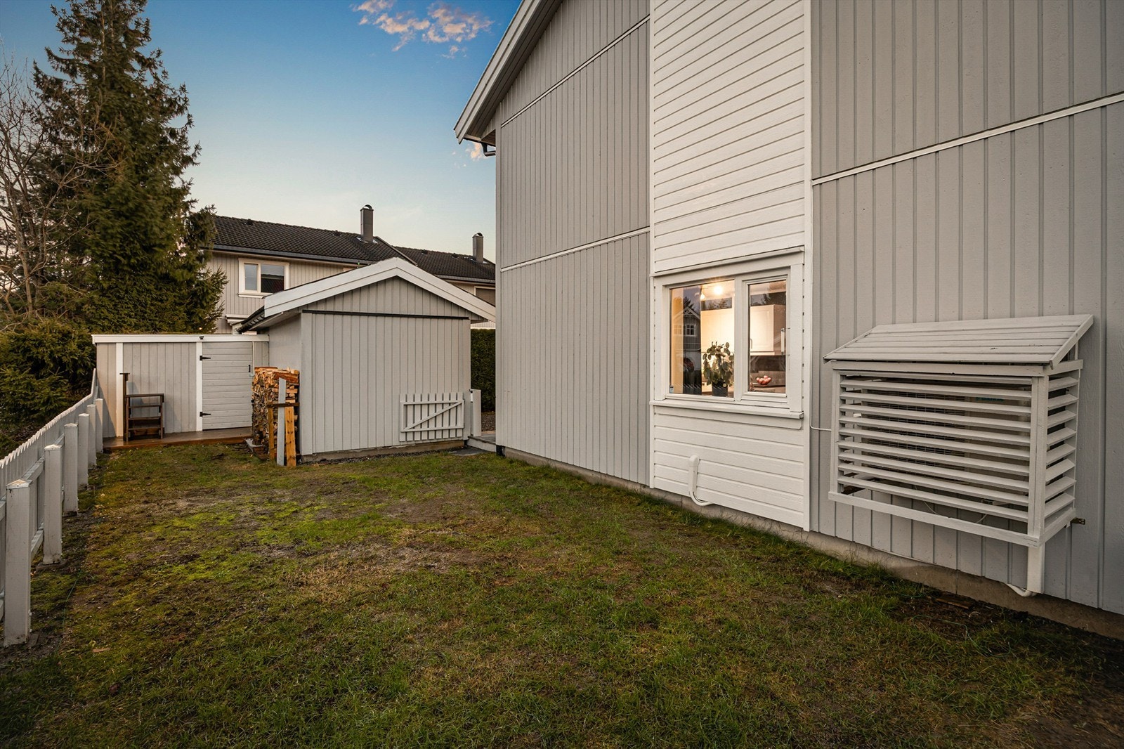 Tilgang til en utvendig bod på ca. 5 kvm i felles bodanlegg og en disponibel utvendig bod/sykkelbod bak felles bodanlegg (ikke byggemeldt) Galleribilde
