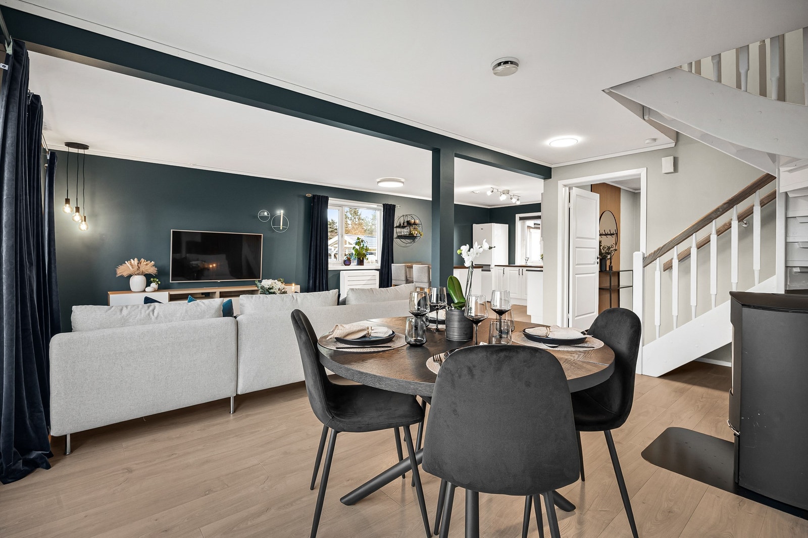 Innvendige overflater i 1. etasje består av: Laminat (skiftet i 2023/2024) og fliser på gulv. Malte vegg- og himlingsflater. Galleribilde