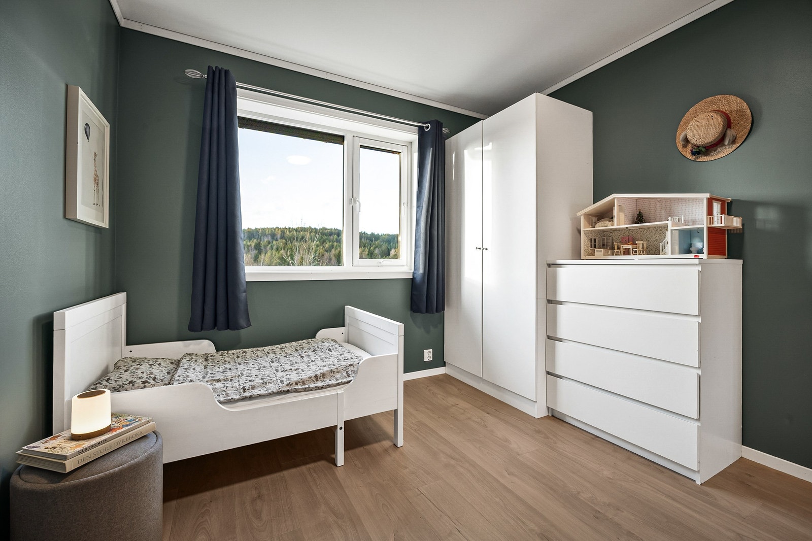 Soverom 3 med garderobeskap i hvit og glatt utførelse Galleribilde