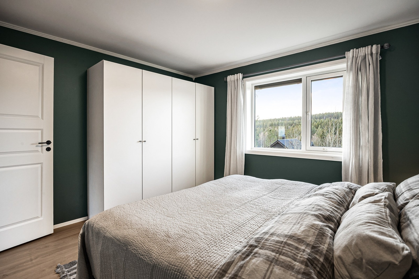 Soverom 2 med to garderobeskap i hvit og glatt utførelse Galleribilde