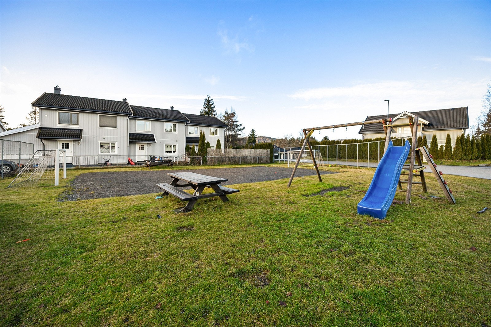 Sameiets eiendom grenser til felles ballplass (eies av velforeningen) Galleribilde