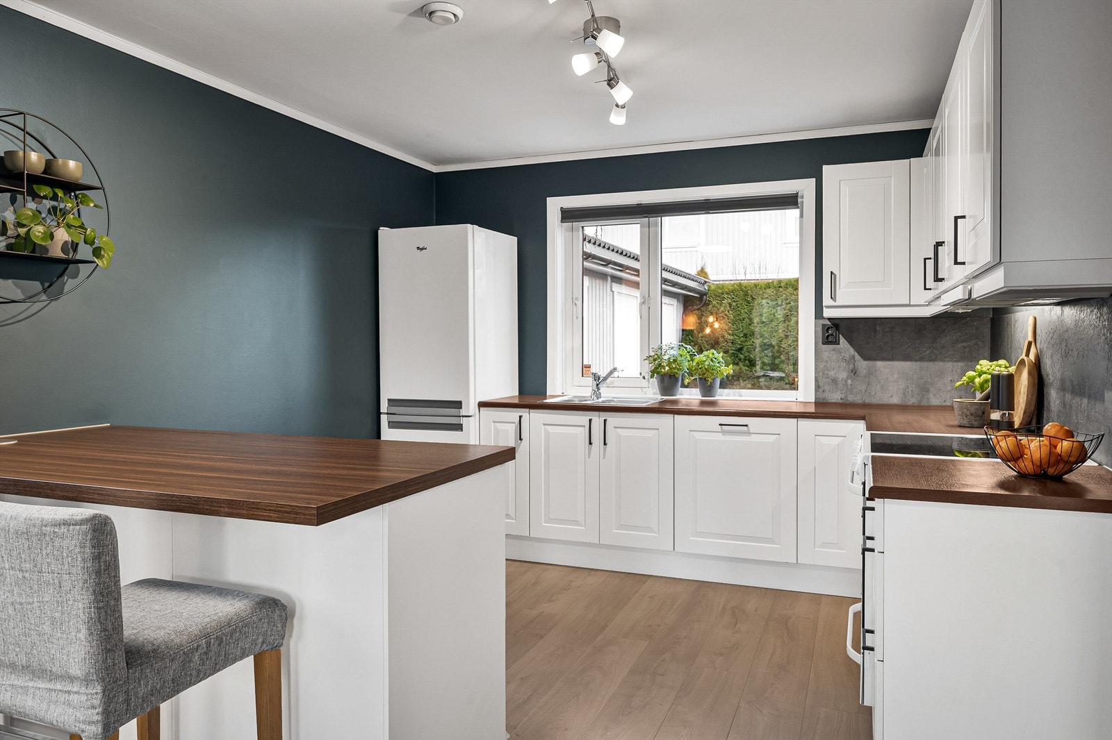 Klassisk Sigdal-kjøkkeninnredning i hvit og profilert utførelse Galleribilde