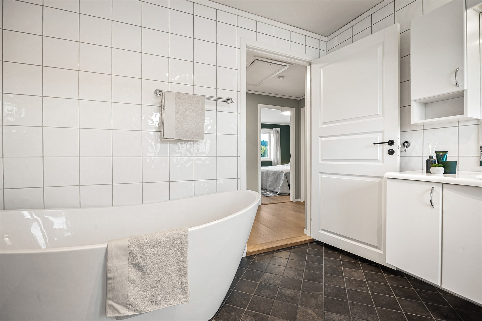 Badet har også dusjkabinett fra 2017 og frittstående badekar Galleribilde