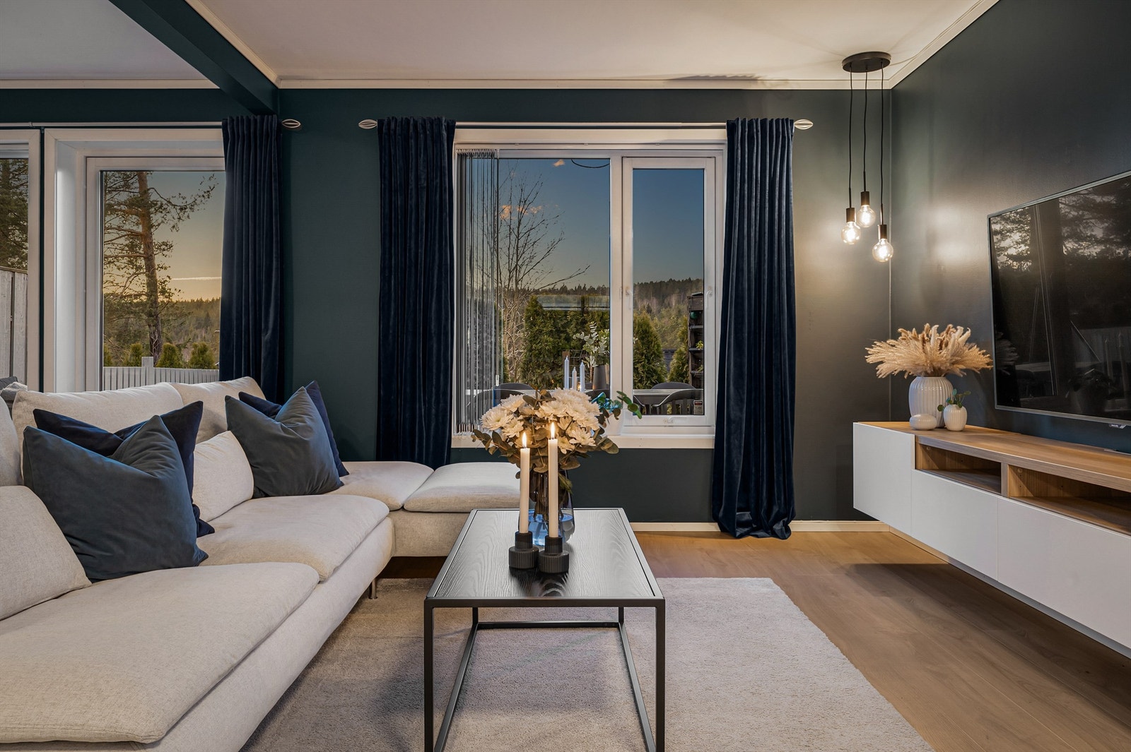 Store vindusflater og rommet er gjennomgående som gir mye naturlig lysinnslipp Galleribilde