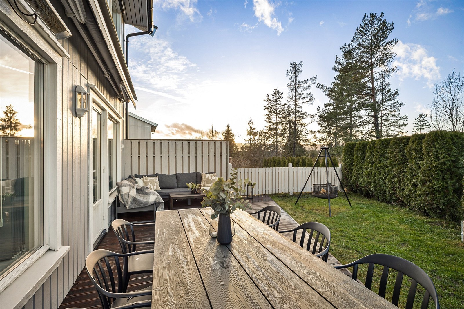 Terrasse med markise og levegger Galleribilde