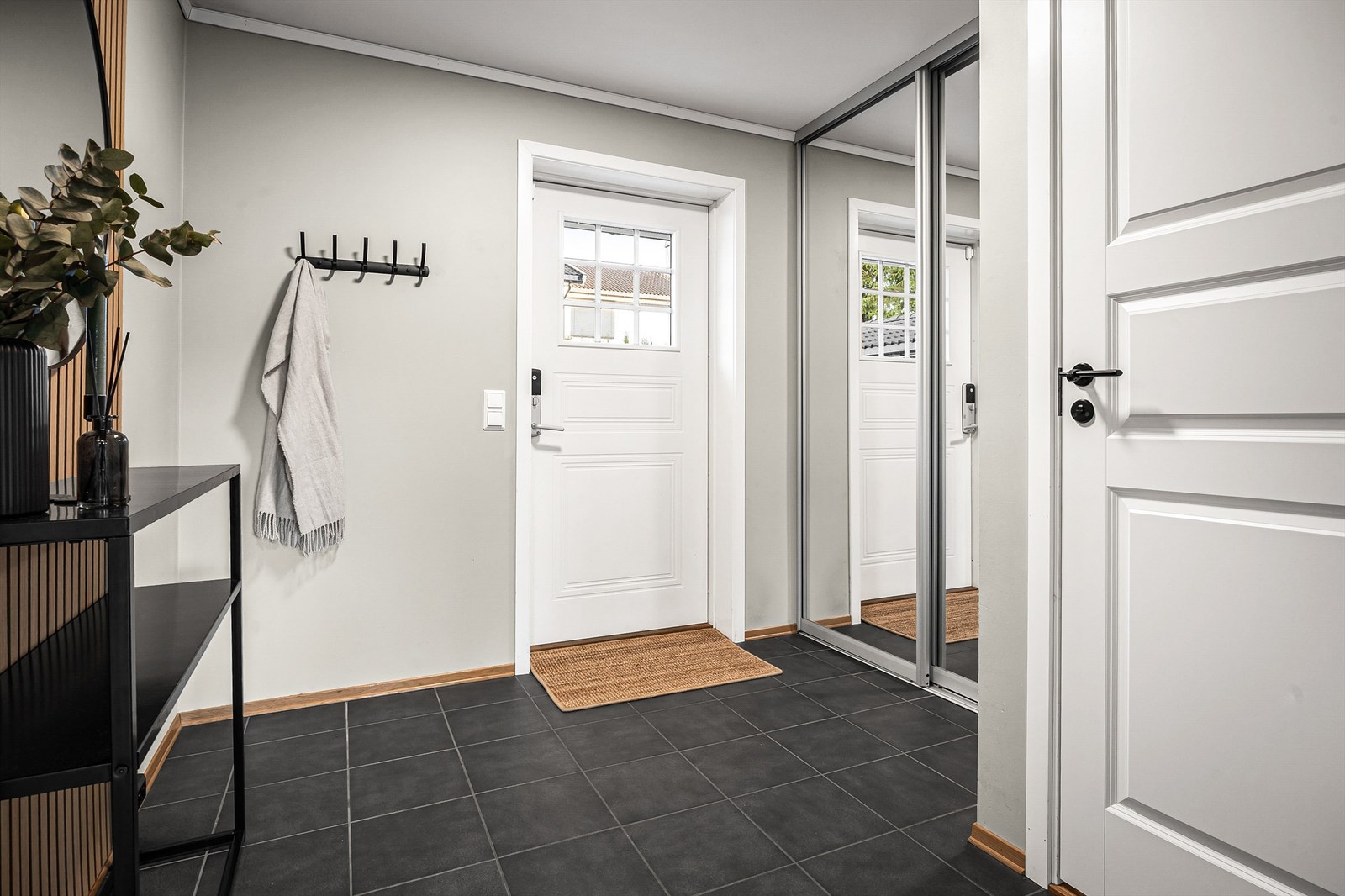 Det er gulvvarme i entré, wc-rom og på bad Galleribilde