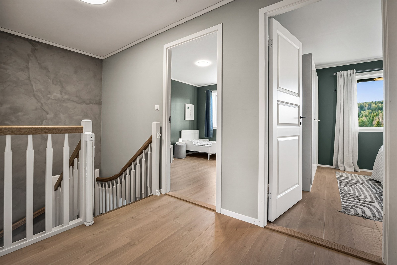 Tilgang til uinnredet kaldtloft via luke i gang (2. etasje) med lagringsplass. Kalkmaling på vegg i trappegang. Galleribilde