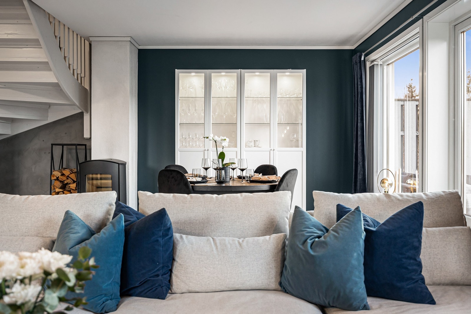 Frittstående peisovn med plate på gulv i stue Galleribilde