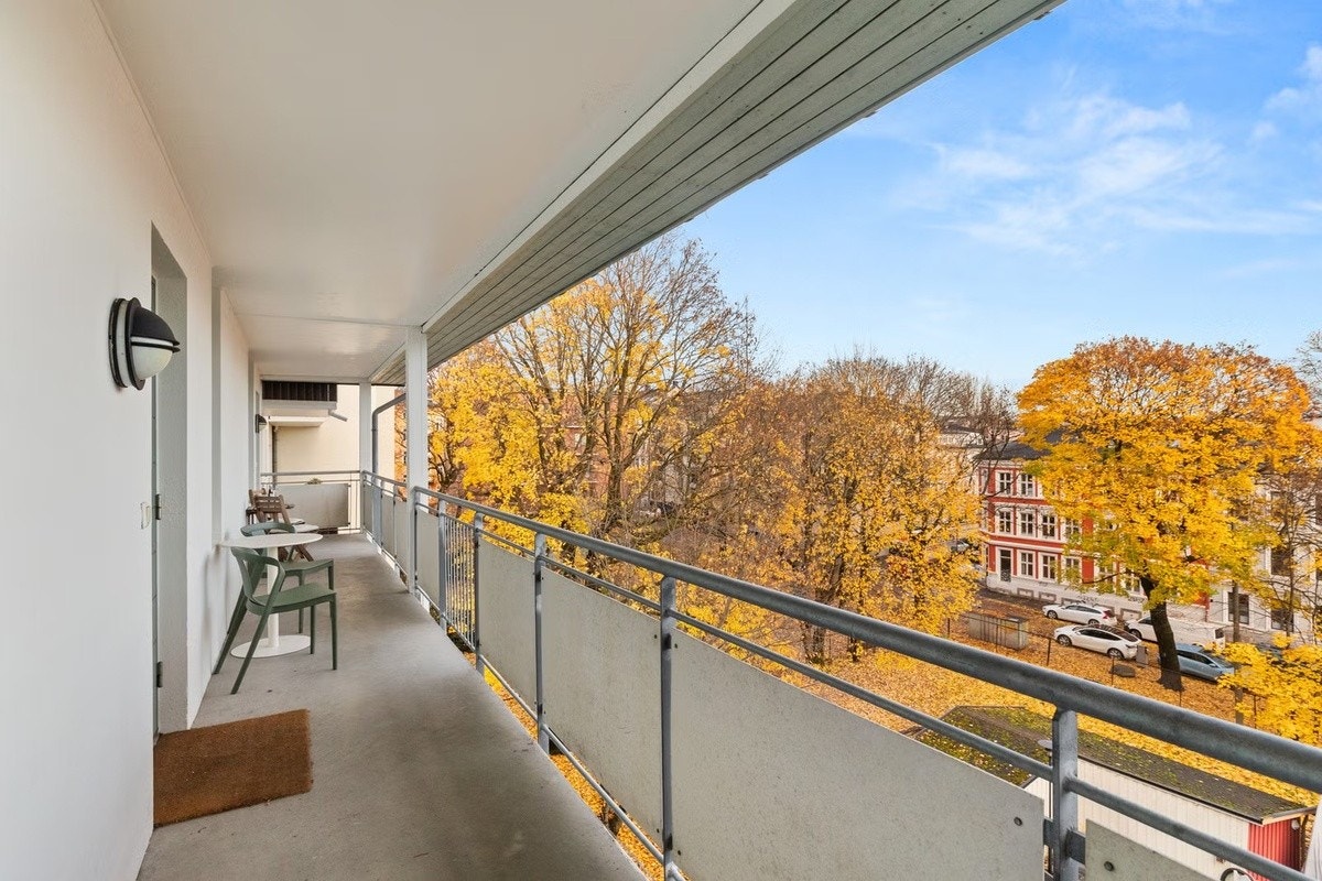 Svalgang med morgensol Galleribilde