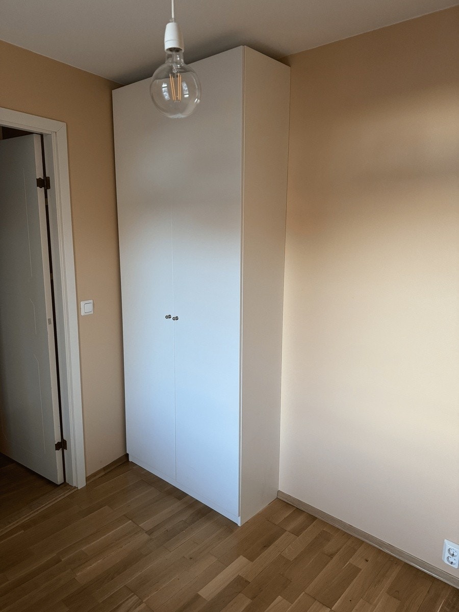 Rom 2 har skap 1m bred Galleribilde