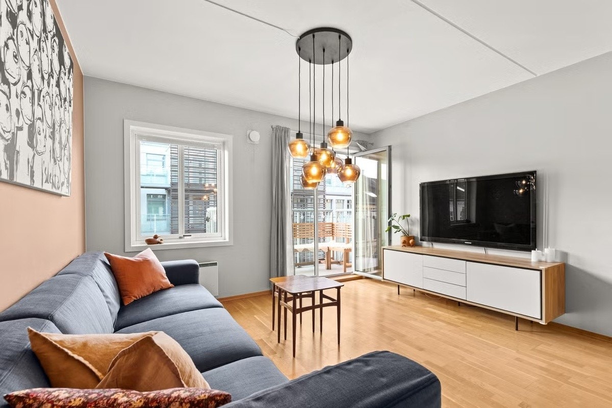 Stue med sofa og tv, dør til balkong. OBS: Møblene på bilde er utdaterte. Galleribilde