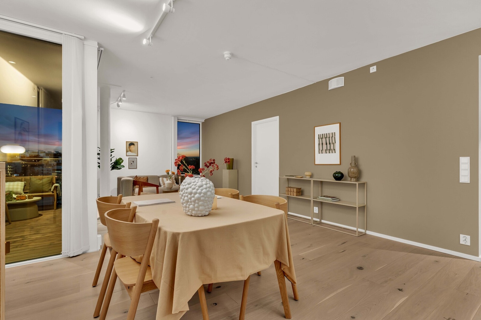 Alle gulv i leiligheten er belagt med ekslusiv 1-stavs eikeparkett, som bidrar til den lyse stemningen i boligen Galleribilde