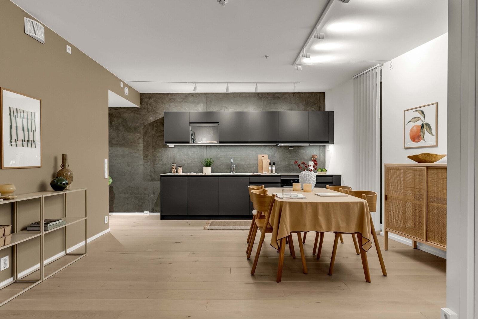 Velplassert spiseplass inviterer til smakfulle måltider og hyggelige stunder i godt selskap Galleribilde