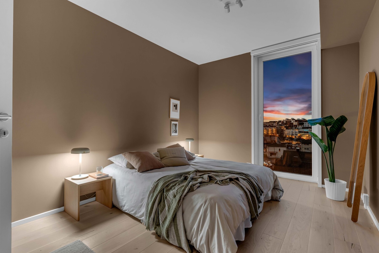 Her er det romslig med god plass til en stor seng og sikrer en avslappende atmosfære Galleribilde