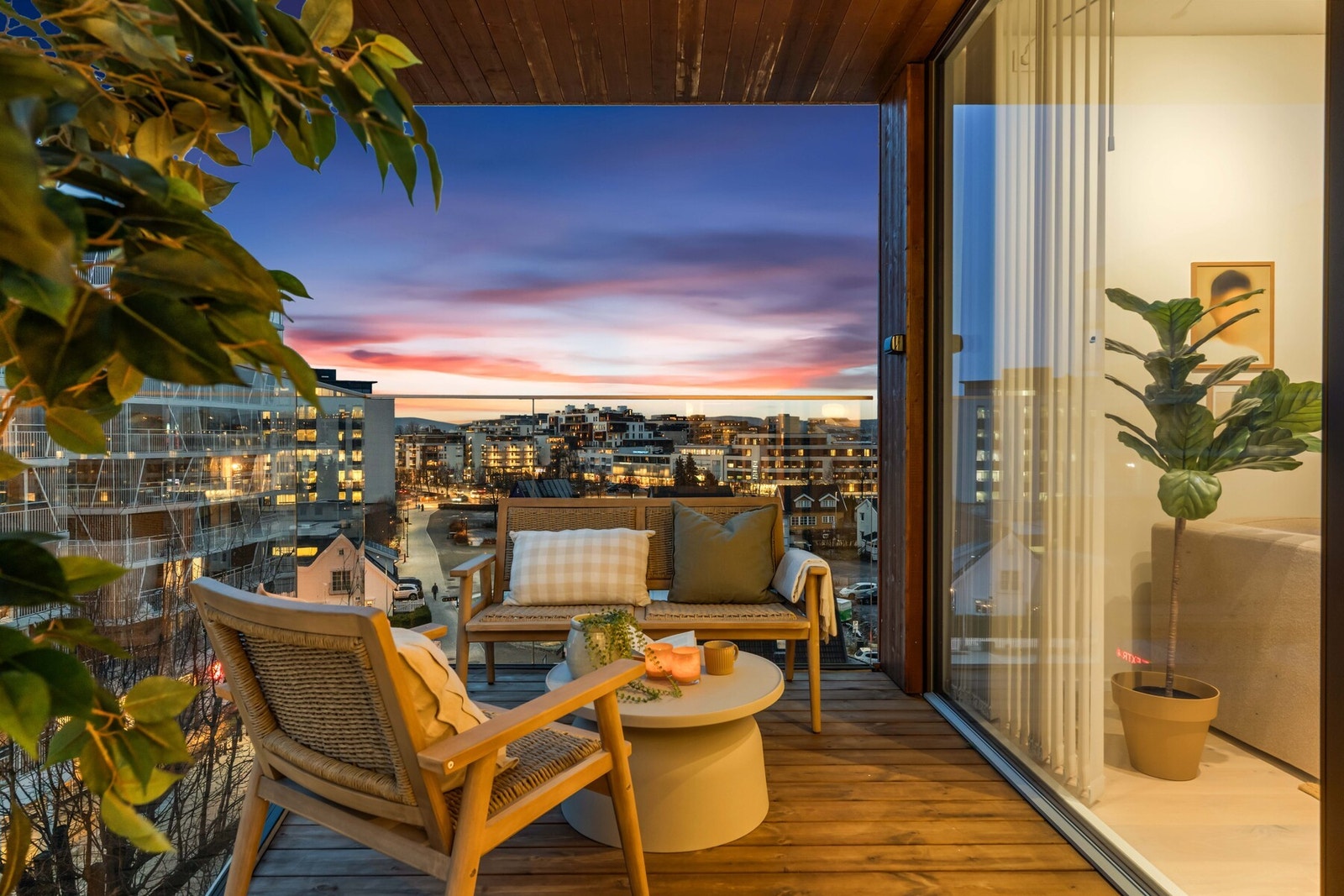 Sydvestvendt balkong med kveldssol Galleribilde