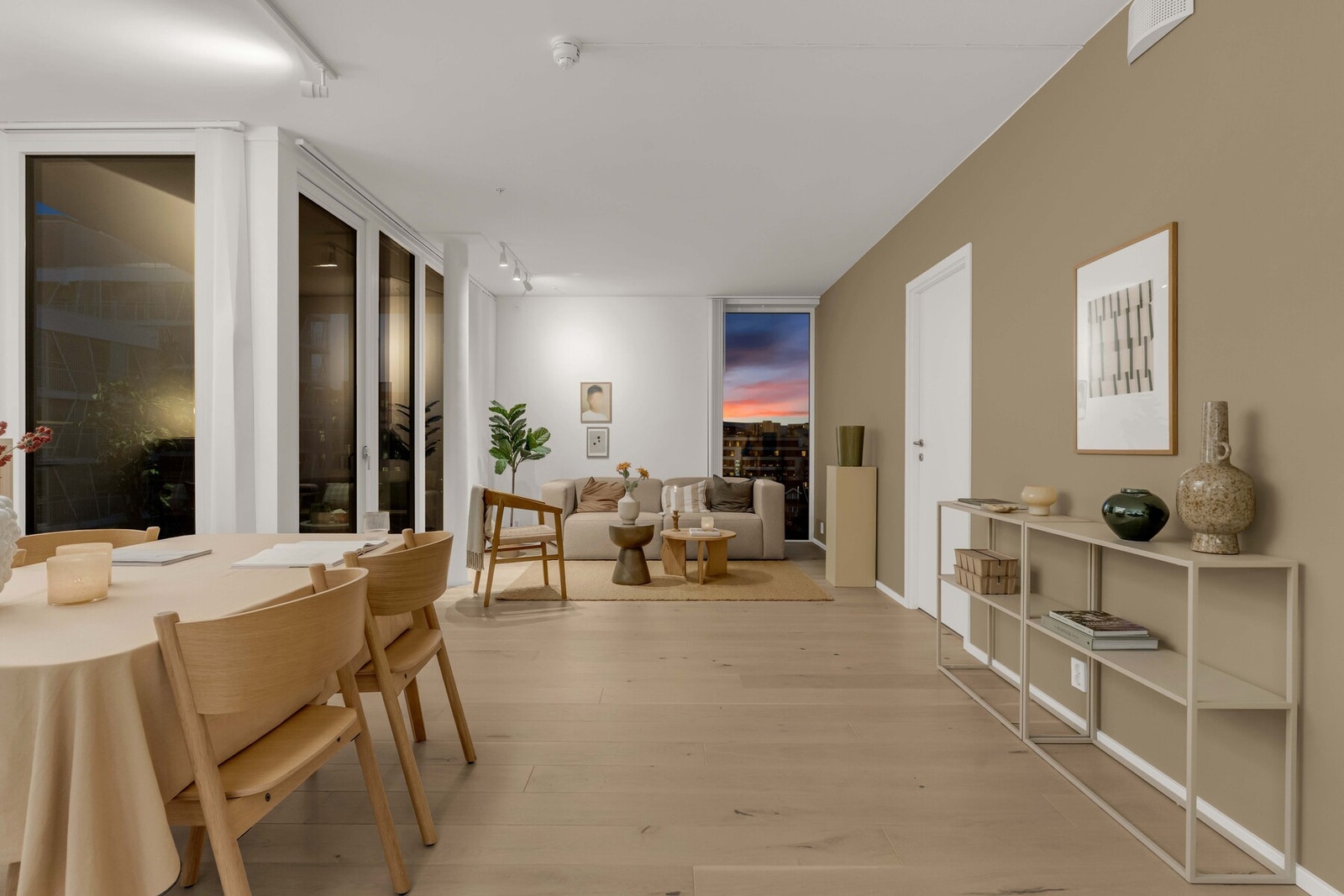 Den store stuen skaper naturlig inndelte soner for både sofakrok, spiseplass og øvrig møblement Galleribilde