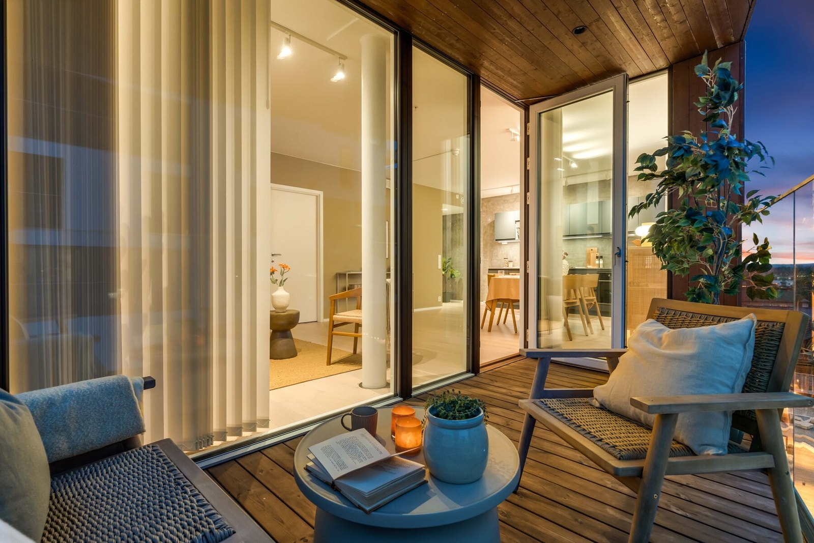 Lun og koselig balkong som byr på en rolig kveldsstemning Galleribilde