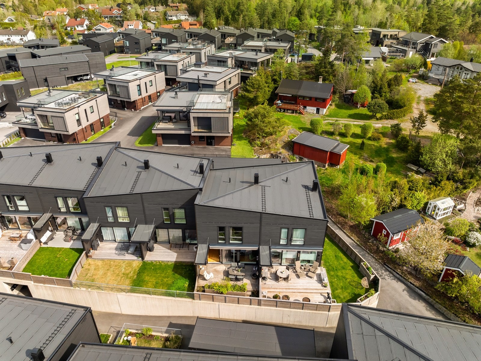 Rekkehuset har en arealeffektiv og god planløsning og er beliggende i trygge og barnevennlige omgivelser. Galleribilde