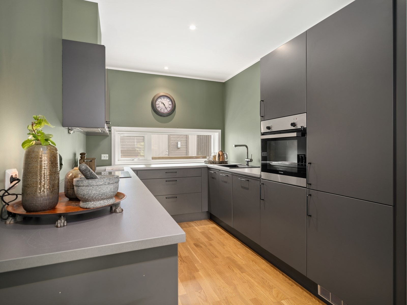 Moderne og arealeffektivt kjøkken fra Drømmekjøkkenet. Galleribilde