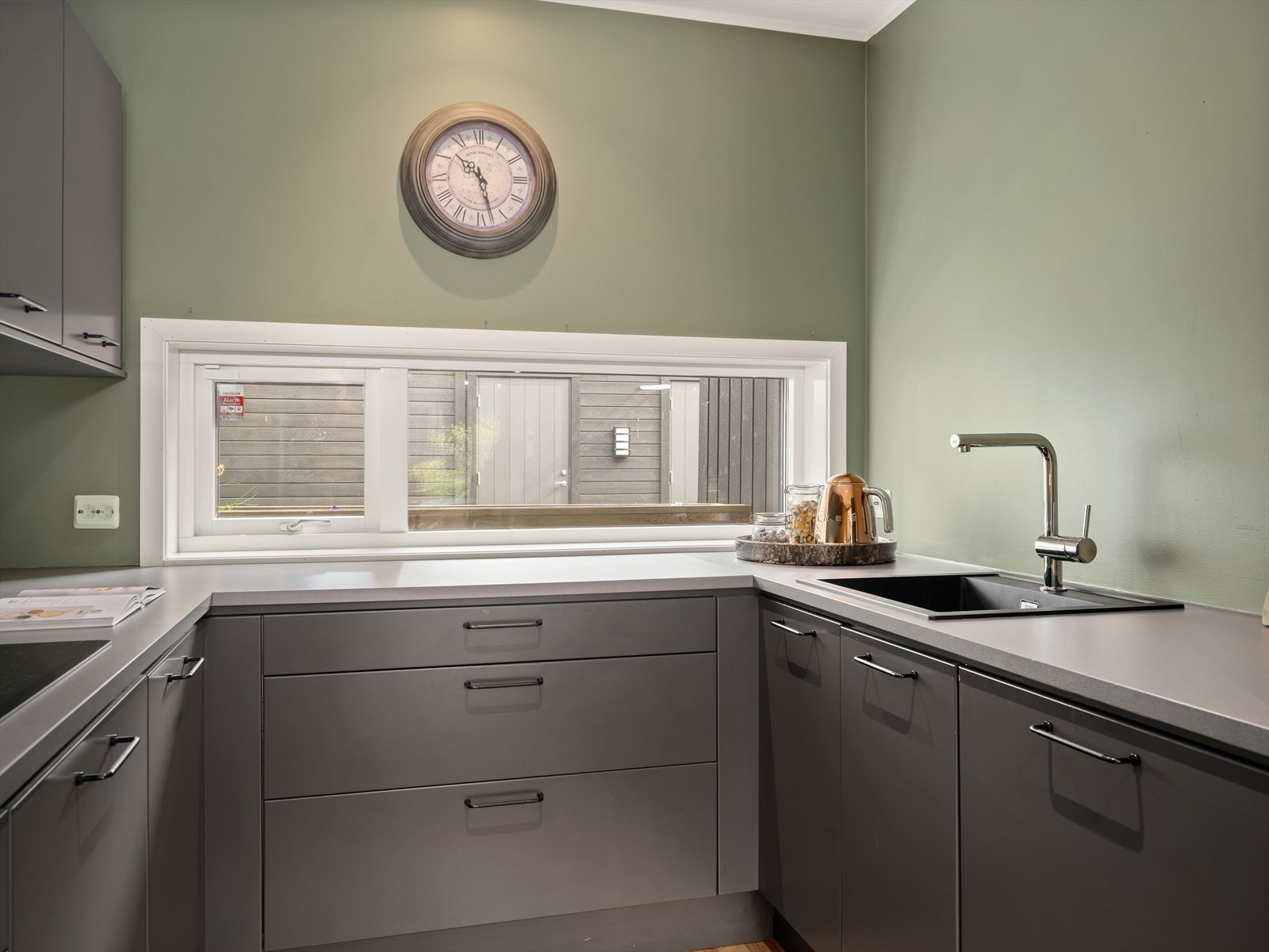 Det er et innholdsrikt og funksjonelt kjøkken med god plass til oppbevaring og matlaging. Galleribilde