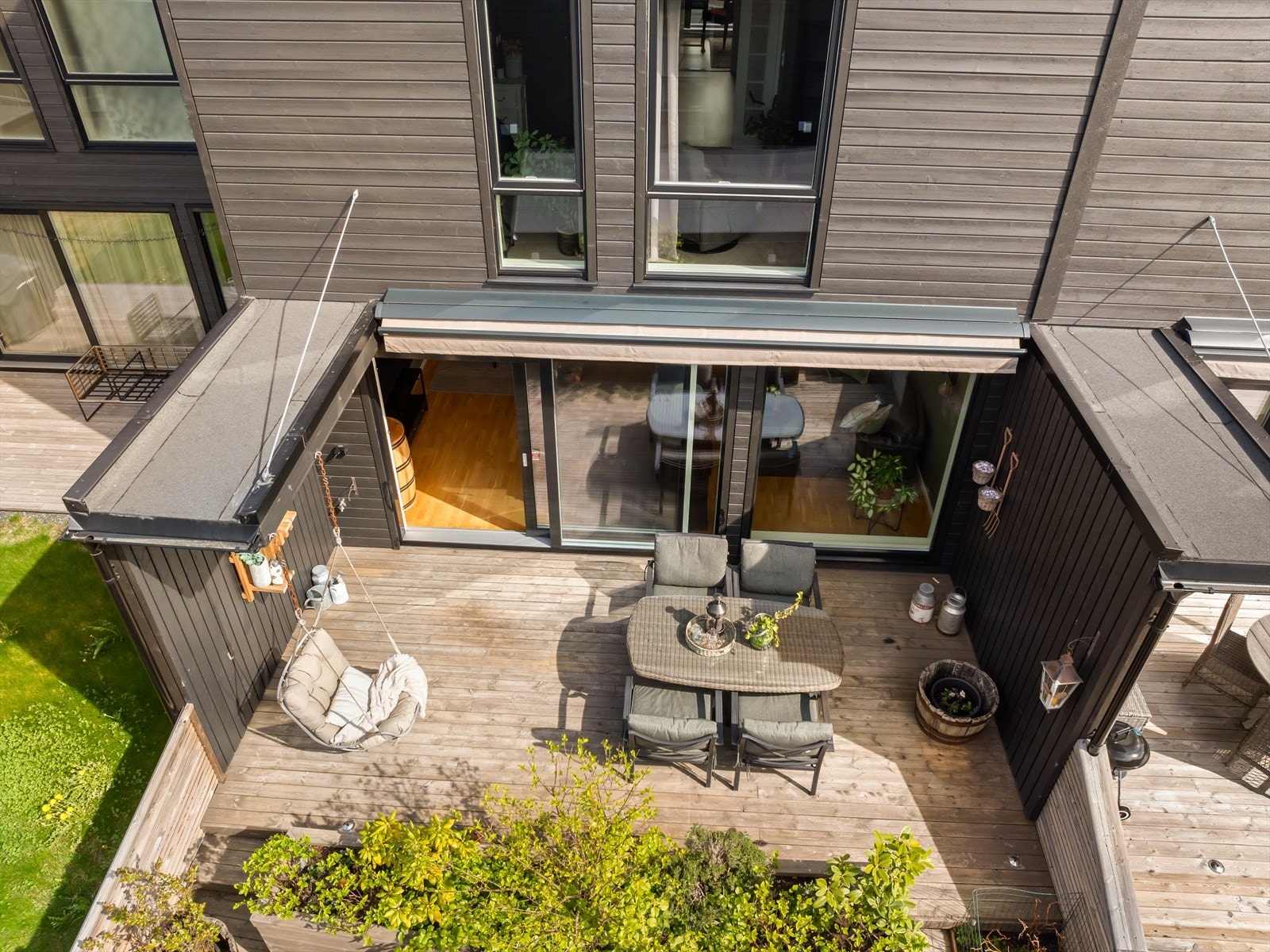 Solrik terrasse. Utearealet er pent opparbeidet. Galleribilde