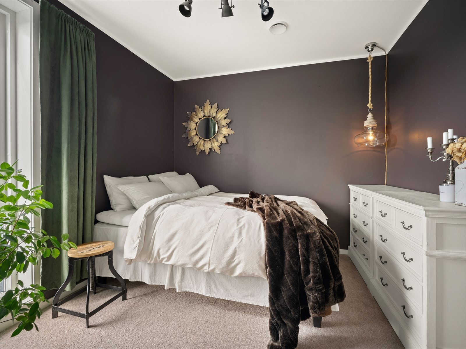 Soverom (3) har god plass til dobbeltseng med nattbord. Galleribilde