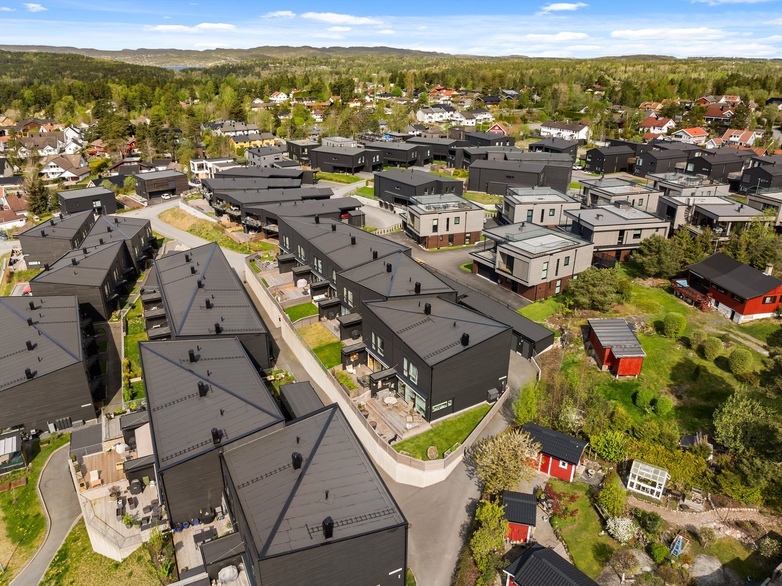 Eiendommen har meget barnevennlig beliggenhet i et populært og attraktivt bomiljø.
Ca. 5 min. gange på trygge gangveier til barnehager, barneskole og ungdomsskole. Galleribilde