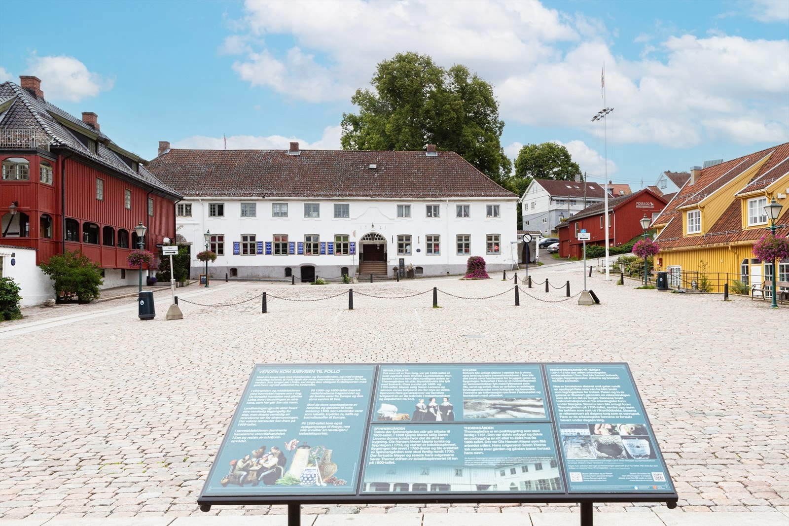 Det gamle torget i Son sentrum er bygd opp med brostein og sitteplasser, her finner du blant annet restaurant, kafé og baker. Om sommeren kan du ta båt til Aker brygge om du vil. Galleribilde