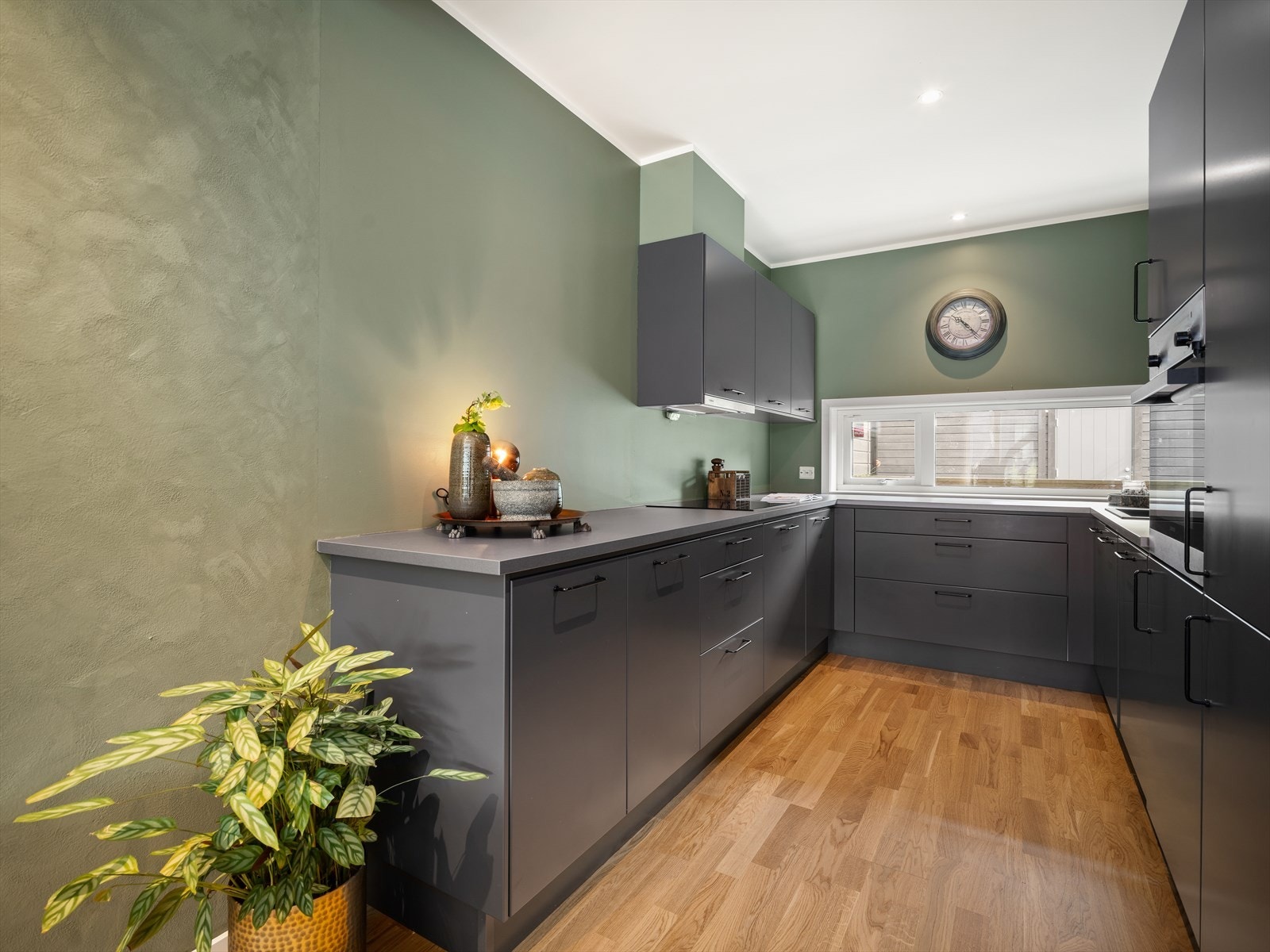 Kjøkkenet består av over-/underskap, laminert benkeplate, integrert kjøle-/fryseskap, oppvaskmaskin, helstøpt servant med kum, innfelt ovn og platetopp med ventilator over. Galleribilde