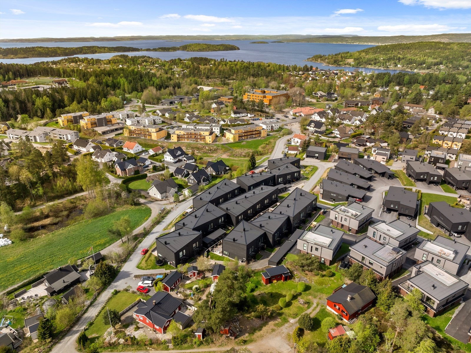 Det er oppført en utebod i rekke på eiendommen. Det er felles garasjekjeller med el-billader. Galleribilde