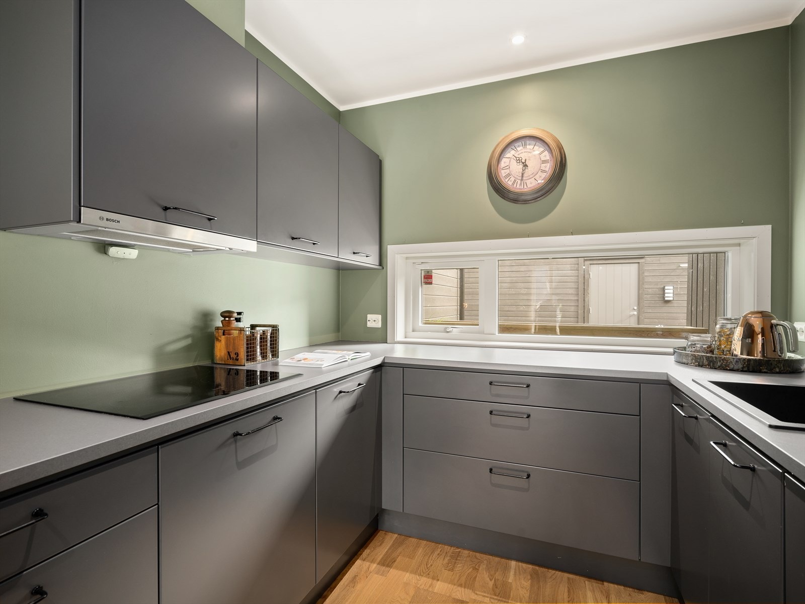 På kjøkkenet er det rikelig med naturlig lys for det gode arbeidslyset, samt luftemuligheter. Galleribilde