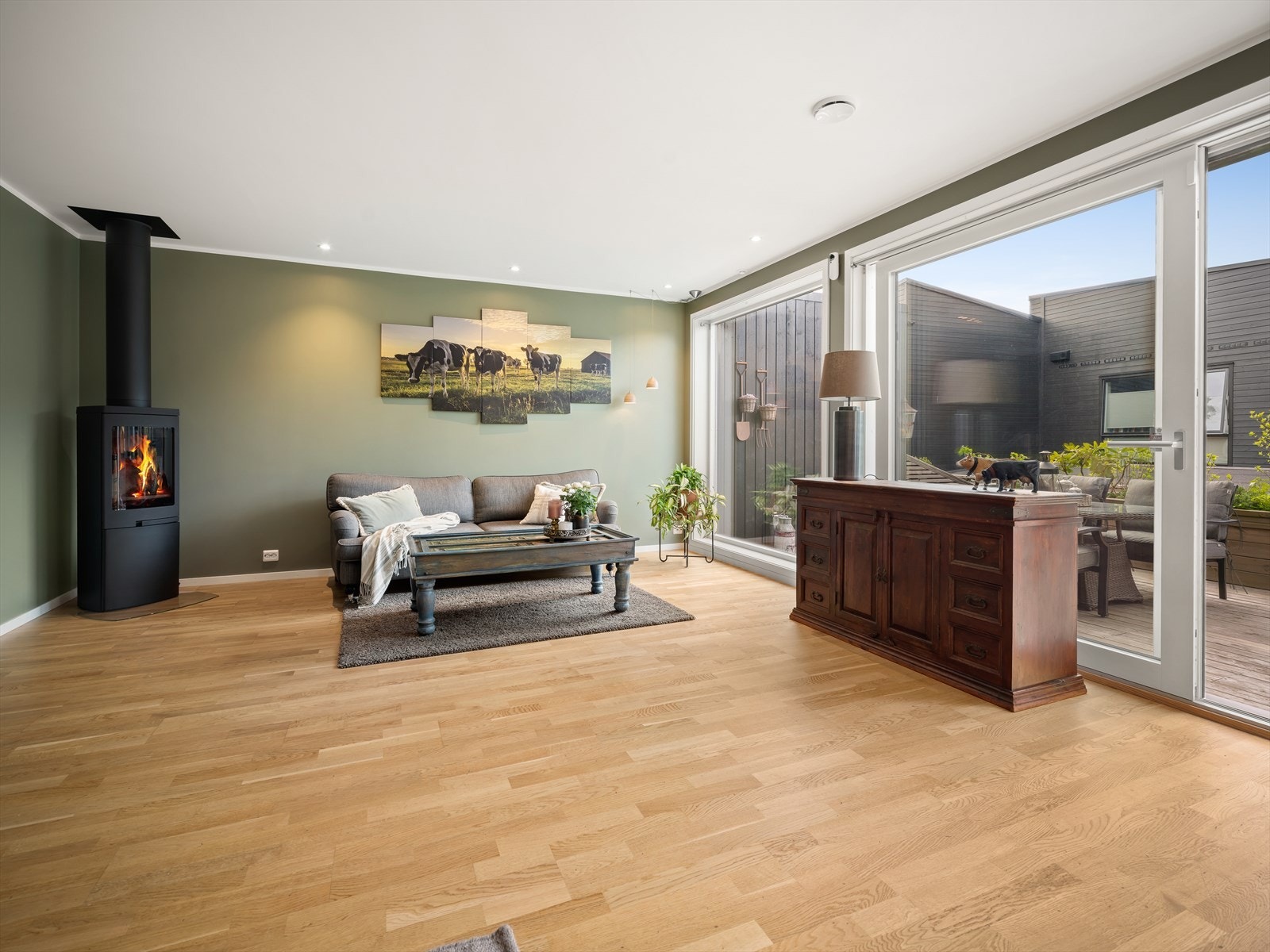 Fra stuen er det skyvedør ut til terrassen. Galleribilde