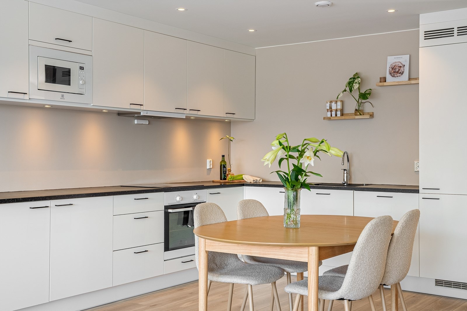 Kjøkkenet har fått TG-1 av takstmann og fremstår i god stand Galleribilde