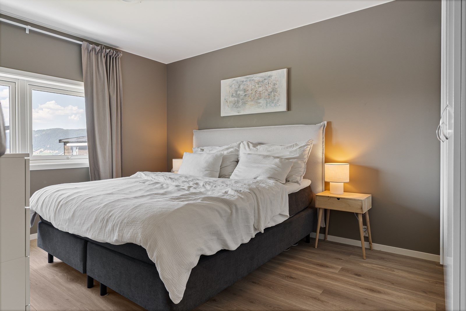 Soverommet er av romslig størrelse, på hele 13,1 kvm Galleribilde