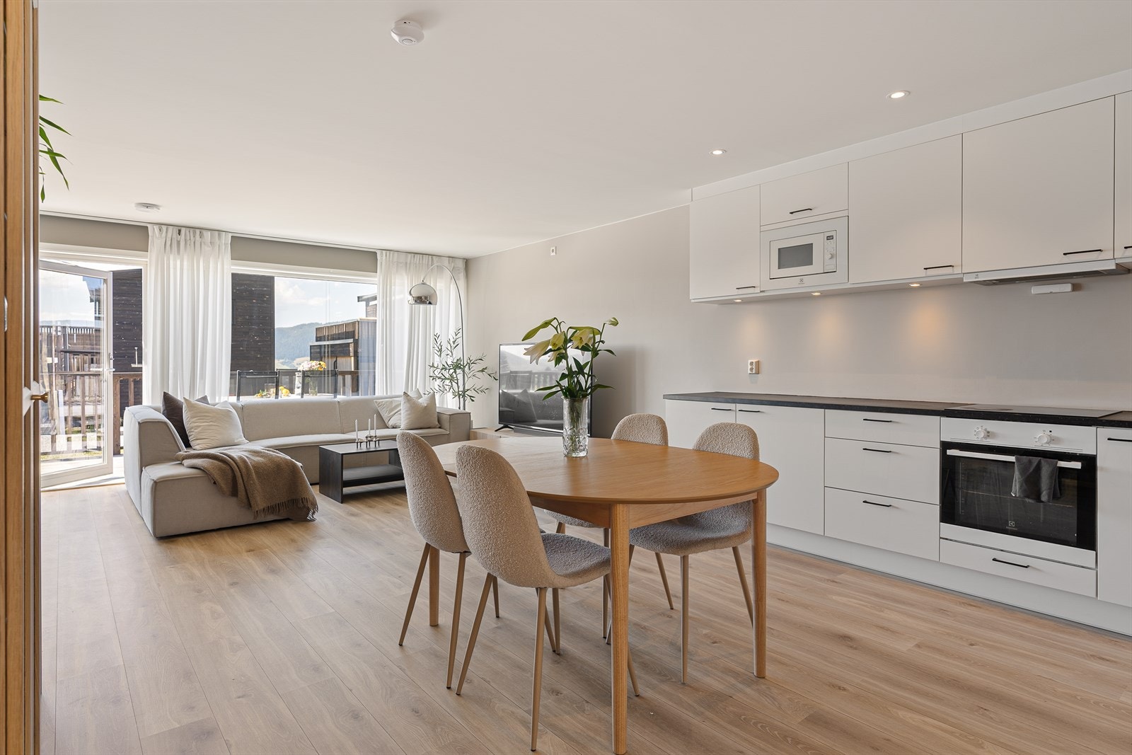 Åpen stue-kjøkkenløsning på til sammen 39,8 kvm, med smarte løsninger som gjør at arealet blir godt utnyttet Galleribilde