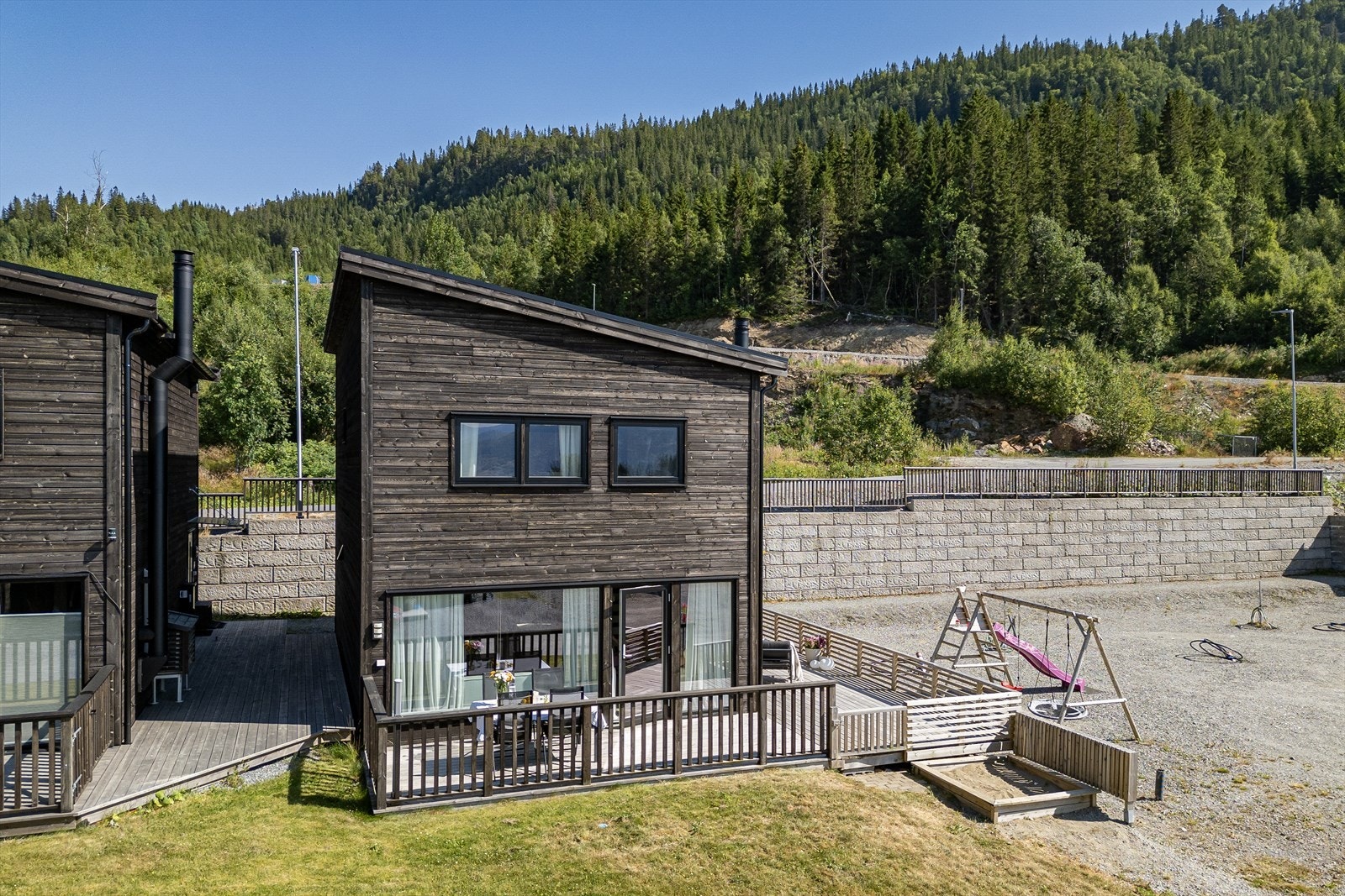 Uteområdet gir mange muligheter for både lek og rekreasjon Galleribilde